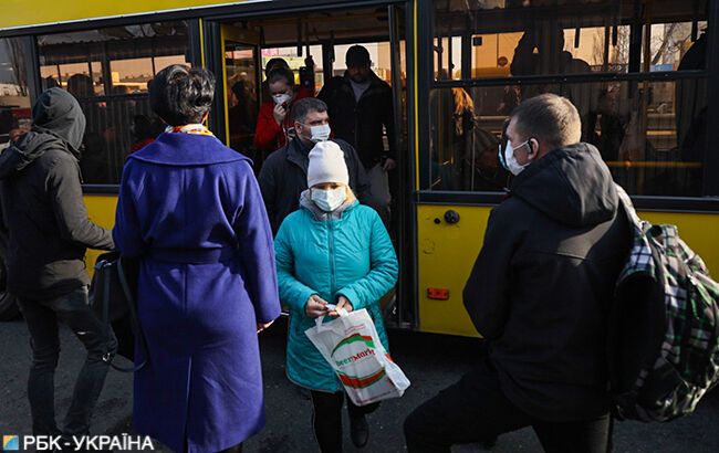 У Києві під час карантину люди влаштували штурм автобусів
