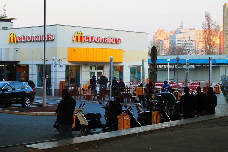 Розмітають навіть котячий корм! З'явилися нові фото і відео з карантинного Києва