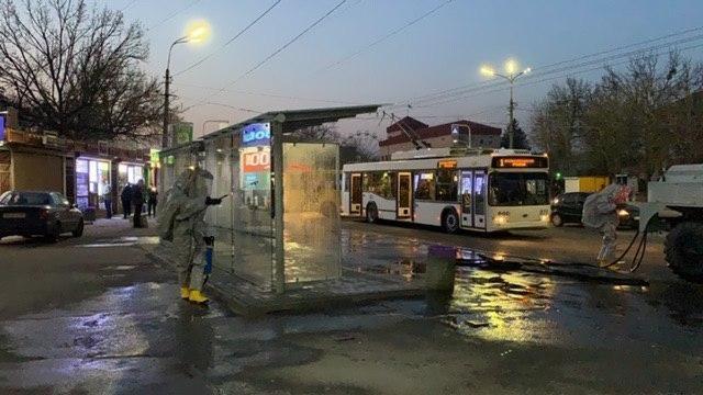 Спалах коронавірусу в Києві: з'явилися фото дезінфекції вулиць і транспорту столиці