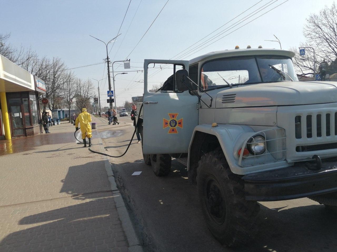 Спалах коронавірусу в Києві: з'явилися фото дезінфекції вулиць і транспорту столиці
