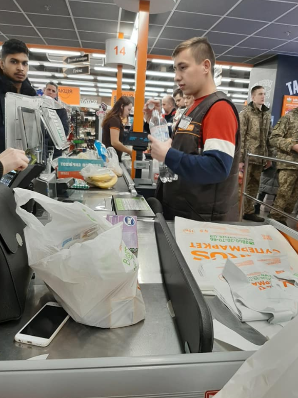 В Днепре кассира "Варуса" уволили за отказ перейти на украинский