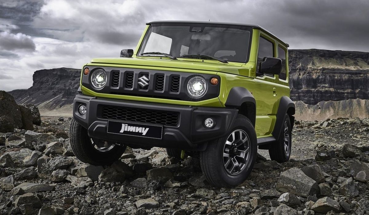 Suzuki Jimny также очень талантлив на бездорожье. И такой же зеленый!