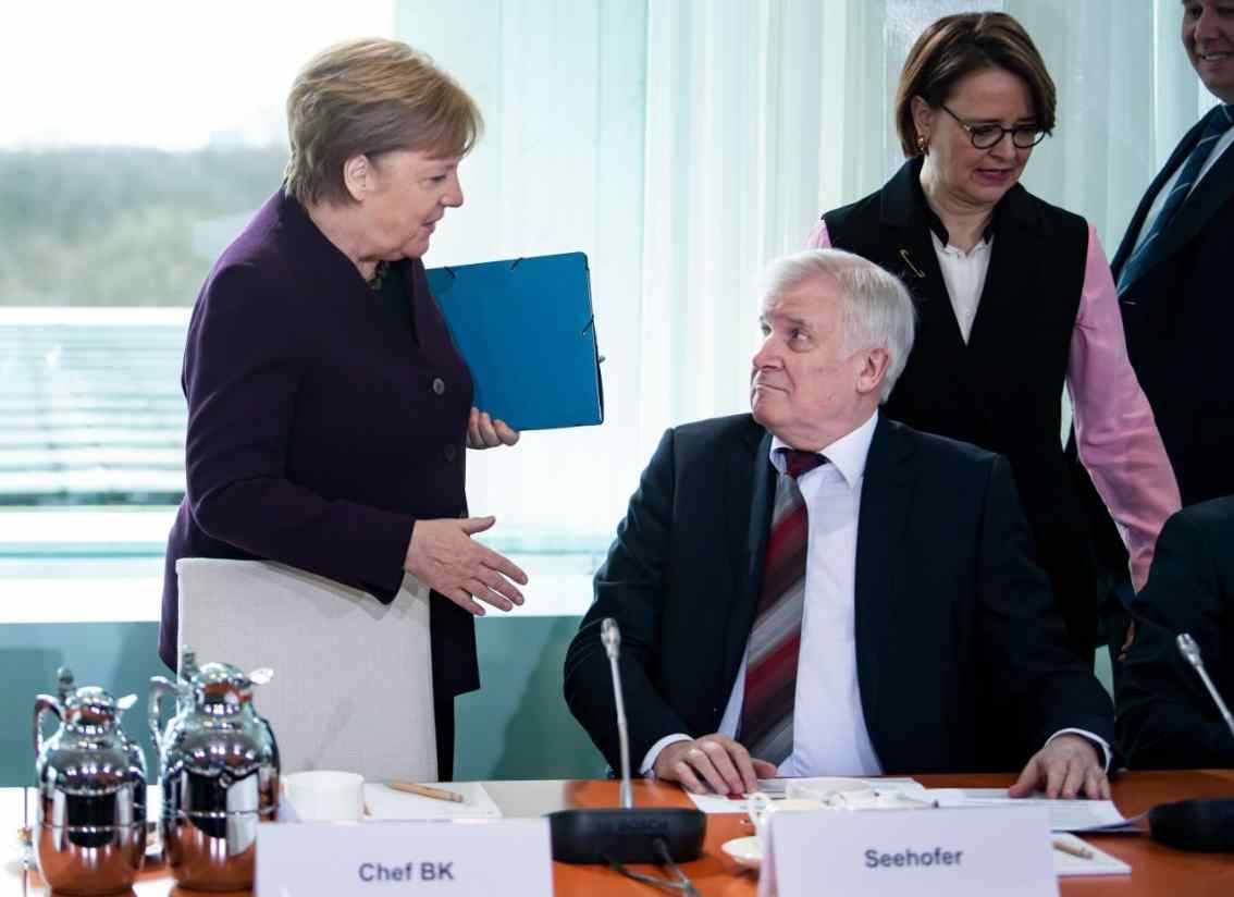 Зеєгофер відмовився потиснути руку Меркель через острах коронавірусу