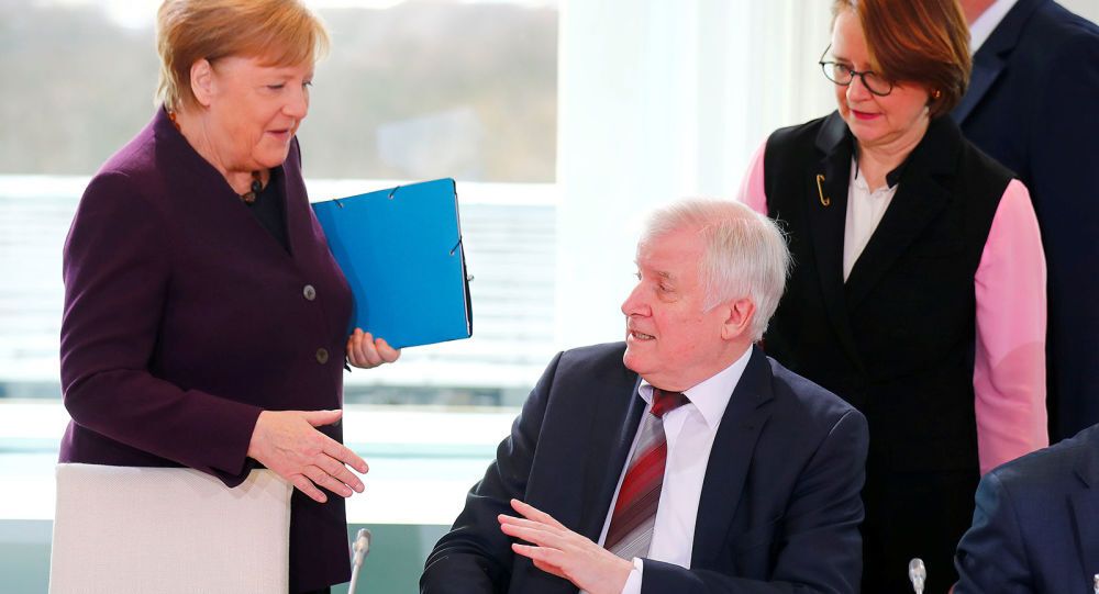 Зеехофер отказался пожать руку Меркель из-за боязни коронавируса