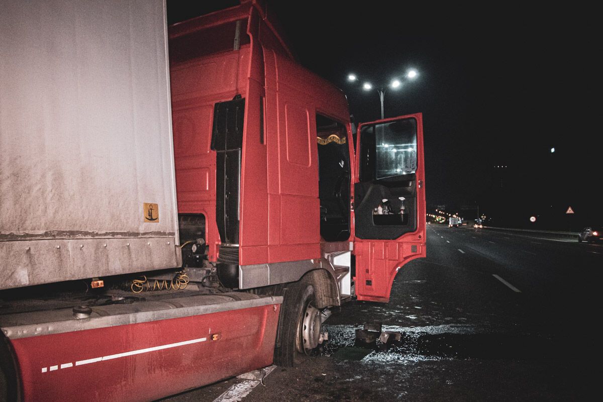 У Києві фура з п'яним водієм знесла відбійник і влетіла в стовп