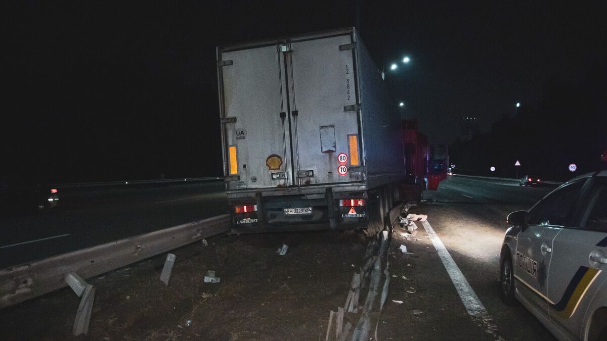 У Києві фура з п'яним водієм знесла відбійник і влетіла в стовп