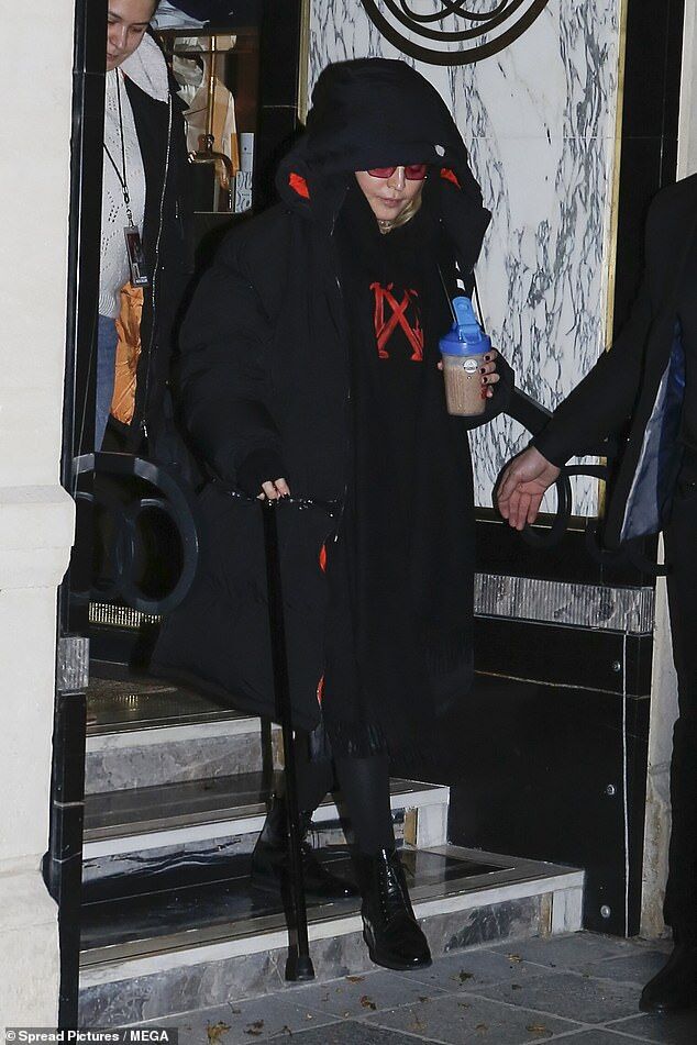 Мадонна после концерта в Париже