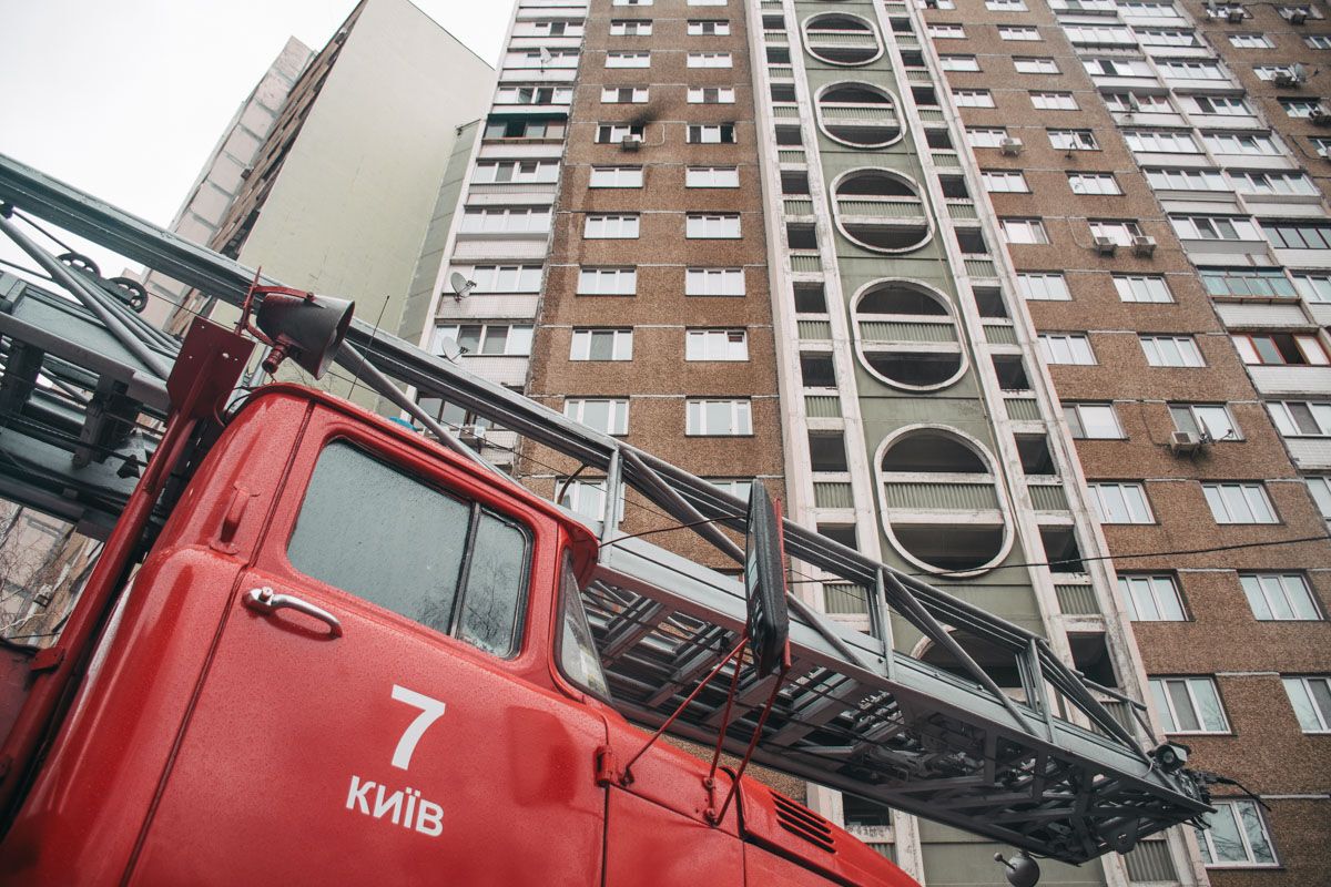 У Києві спалахнула масштабна пожежа у квартирі багатоповерхівки