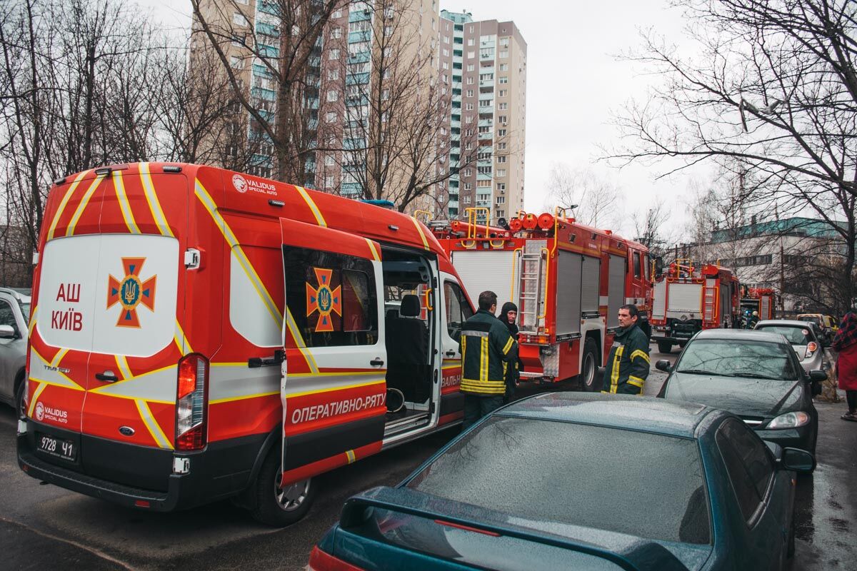 У Києві спалахнула масштабна пожежа у квартирі багатоповерхівки