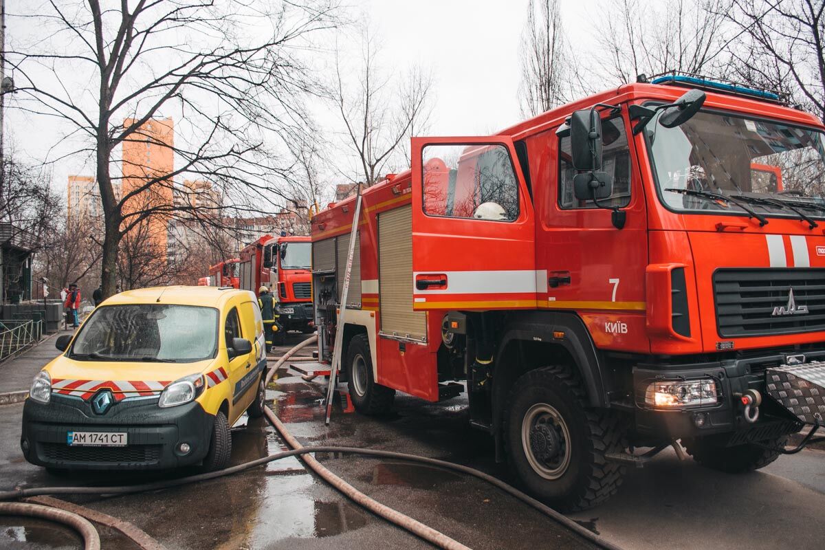 У Києві спалахнула масштабна пожежа у квартирі багатоповерхівки