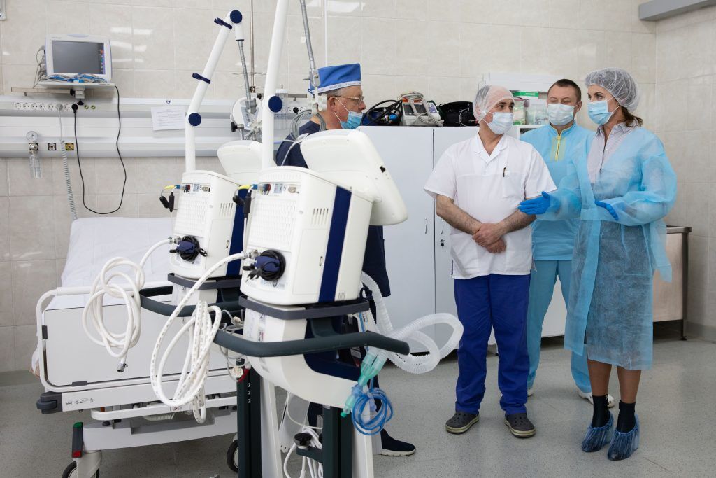 Жена Порошенко передала киевской больнице восстановленные аппараты ИВЛ. Фото