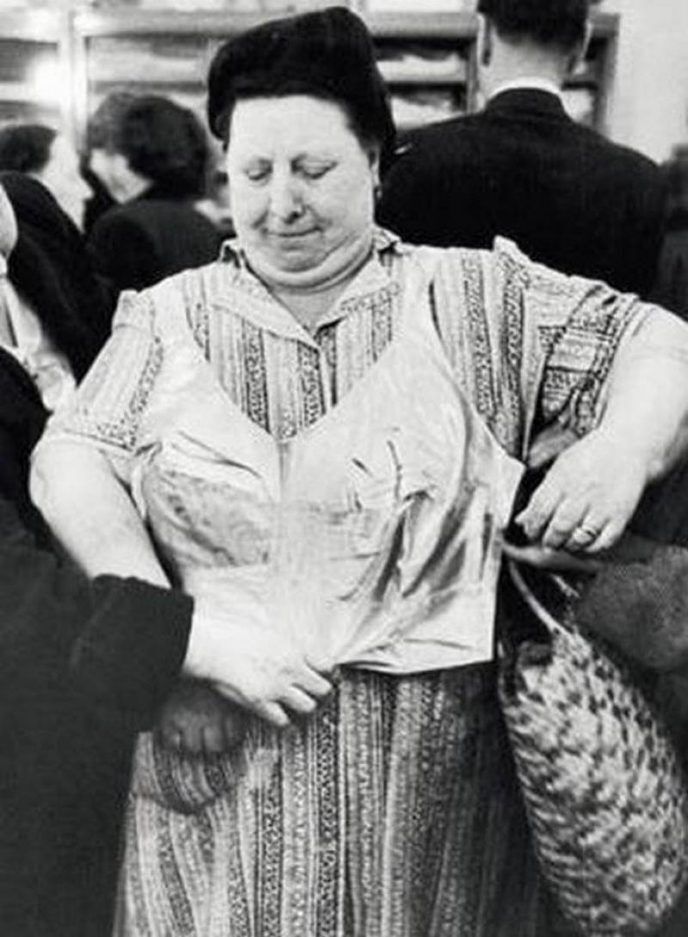 Никаких чулков и кружевных комбинаций: какое белье носили женщины в СССР