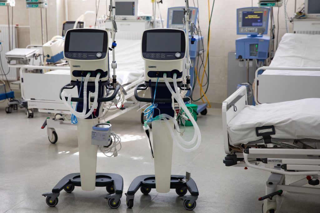 Жена Порошенко передала киевской больнице восстановленные аппараты ИВЛ. Фото
