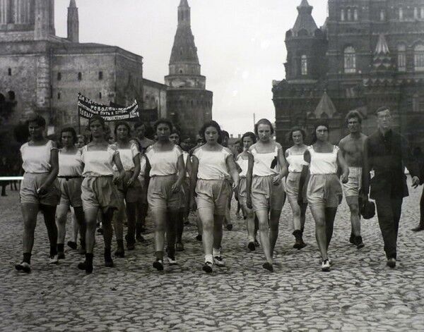 Никаких чулков и кружевных комбинаций: какое белье носили женщины в СССР