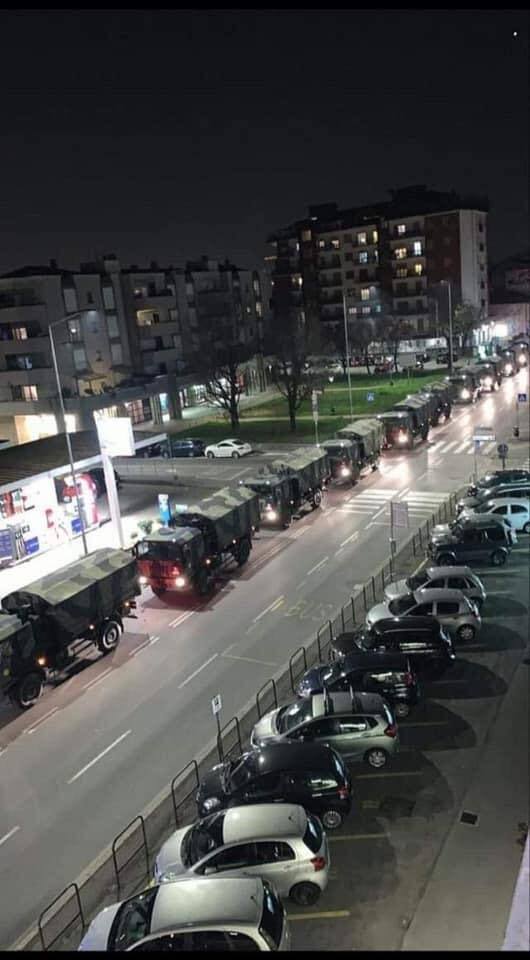 Военные автомобили на улице в городе Бергамо