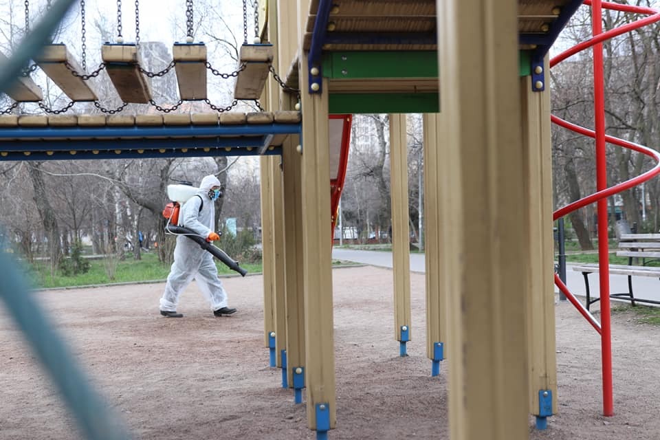 В Одессе дезинфицируют детские площадки
