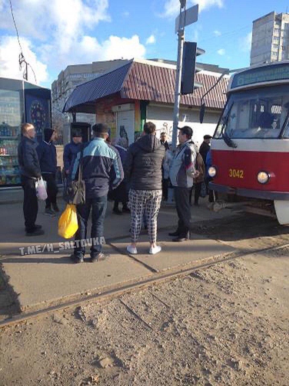 В Харькове из-за карантина устроили бунт и разбили трамвай: фото и видео с места