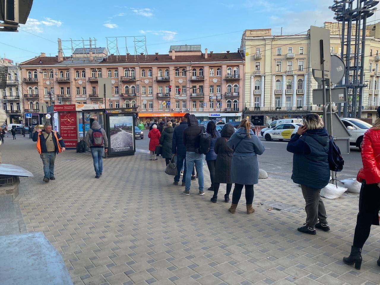 В Киеве из-за карантина образовались большие очереди к маршруткам
