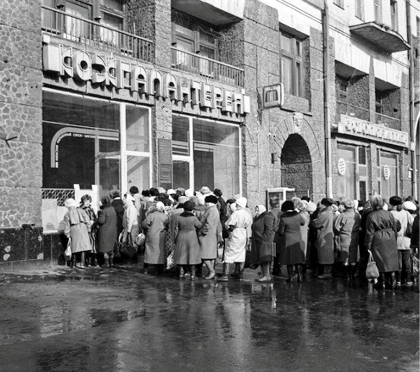 Очередь в магазин в Киеве во времена СССР