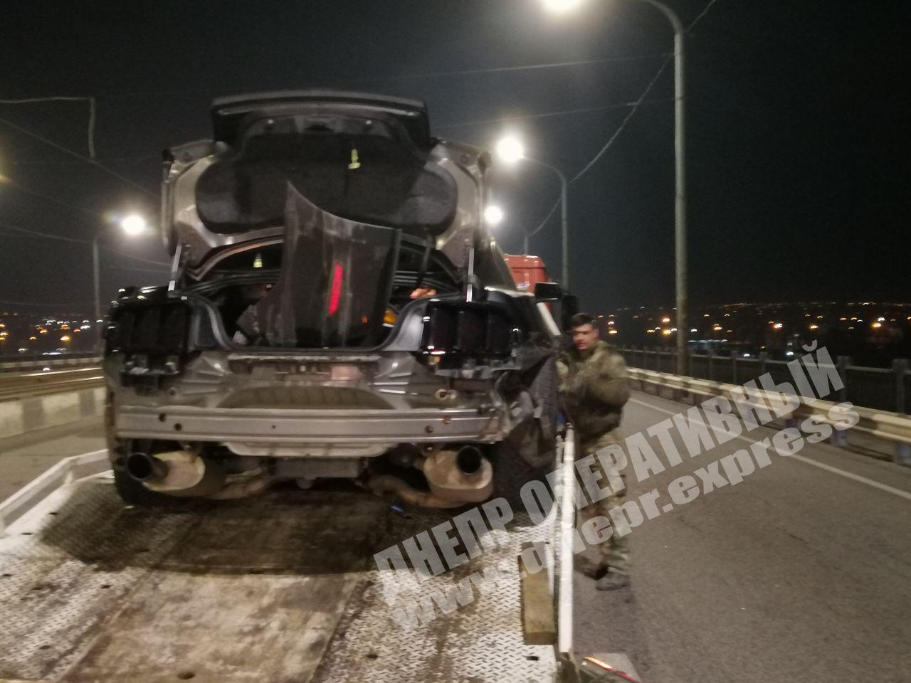У Дніпрі власники елітних машин влаштували аварію під час нічних гонок на мосту