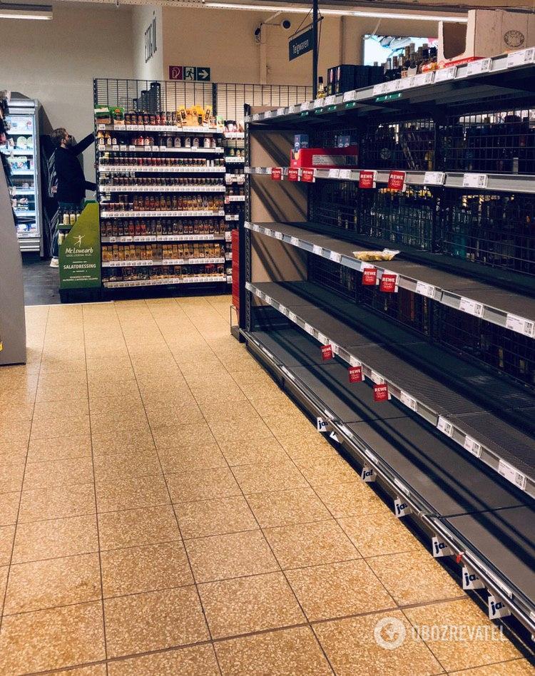 Порожні полиці в супермаркеті Гамбурга