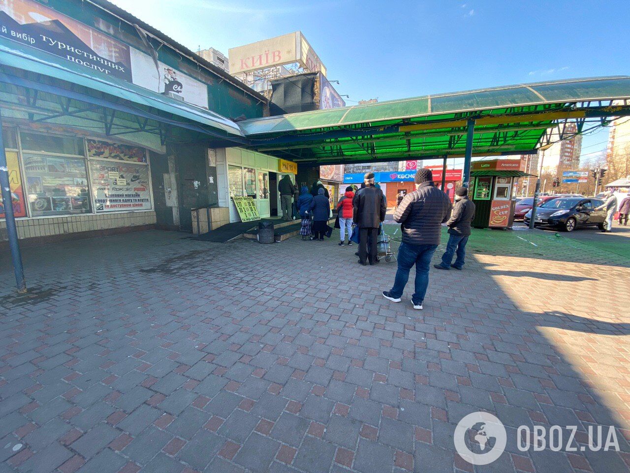 В Киеве возле супермаркета люди не придерживаются карантина