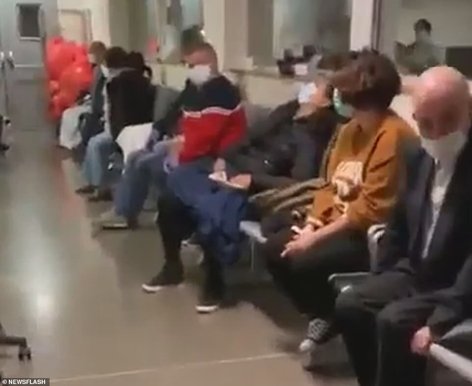 Переполненные пациентами с коронавирусом коридоры больниц в Испании