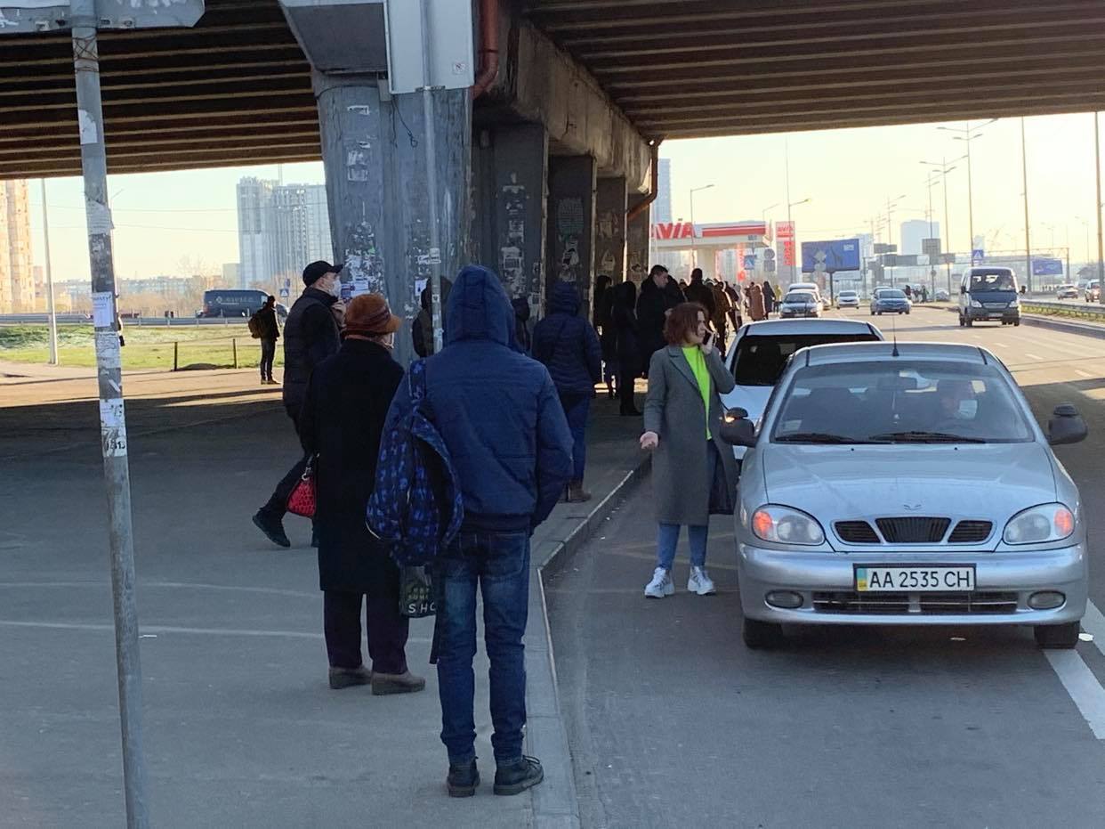 В Киеве остановили общественный транспорт