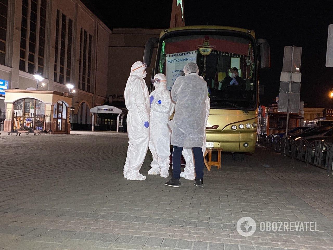 В Киеве полиция оцепила поезд из ЕС с больными: людей через 4 часа отправили по домам. Фото и видео