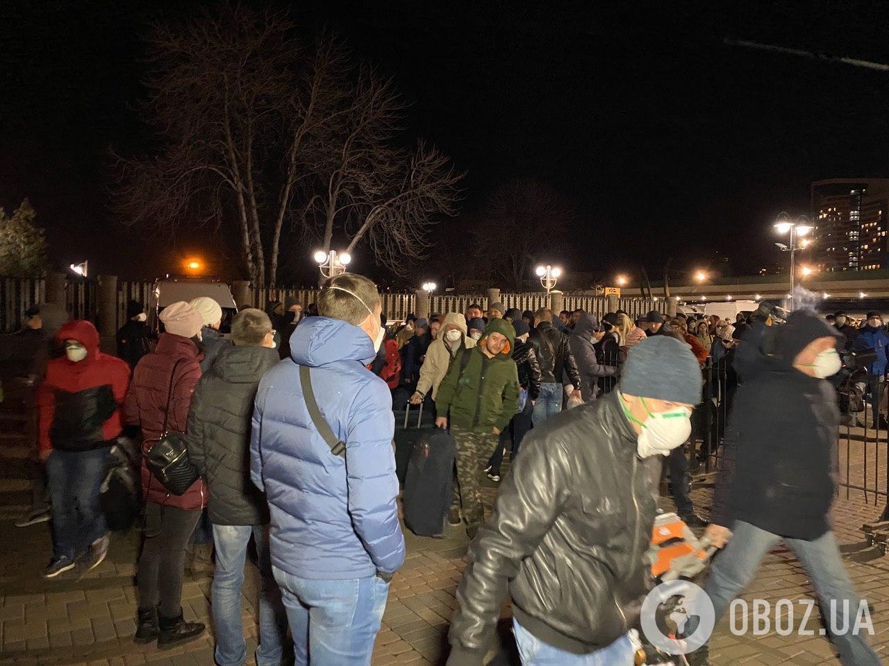 В Киеве полиция оцепила поезд из ЕС с больными: людей через несколько часов отправили по домам