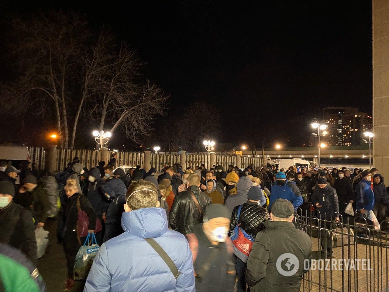В Киеве полиция оцепила поезд из ЕС с больными: людей через 4 часа отправили по домам
