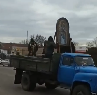 Священики кроплять вулиці міст святою водою