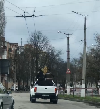 Священники кропят улицы городов святой водой