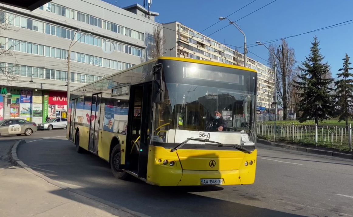 Только с пропуском и маской: OBOZREVATEL узнал, как в Киеве соблюдают ограничения в транспорте. Фото и видео