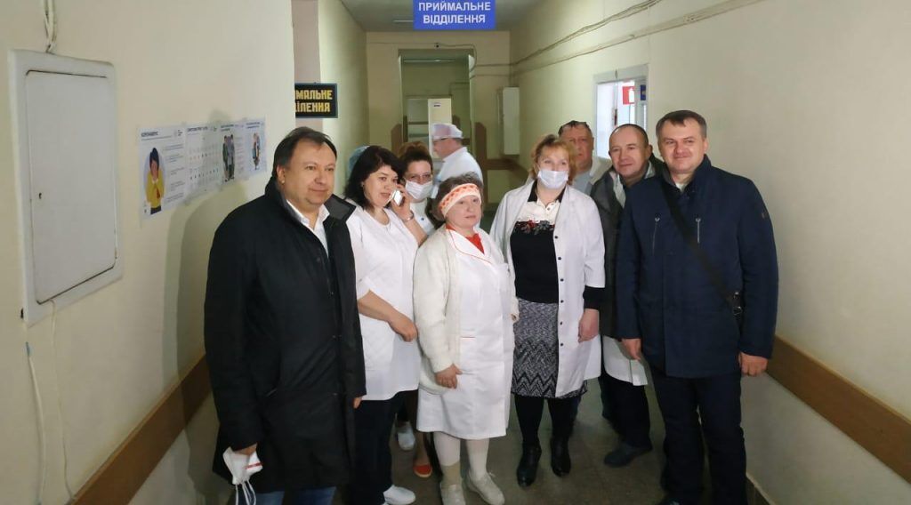 "Вместе - победим". Фонд Порошенко передал реанимационное оборудование Львовскому госпиталя
