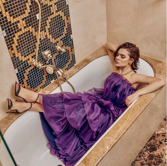 Аделіна Сотникова в ванні