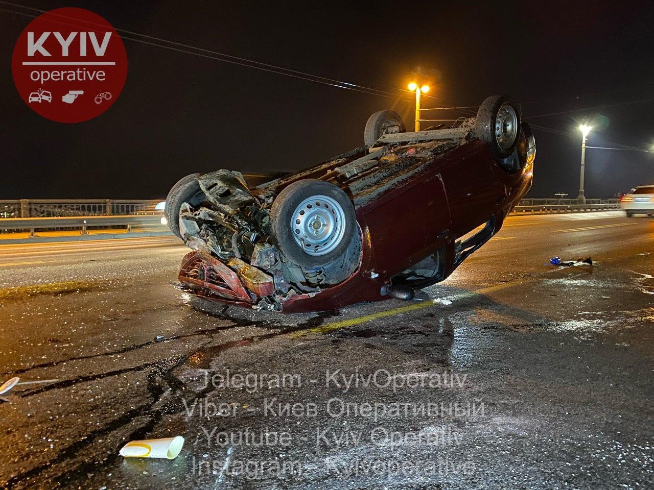 У Києві водій перевернув автомобіль на дах
