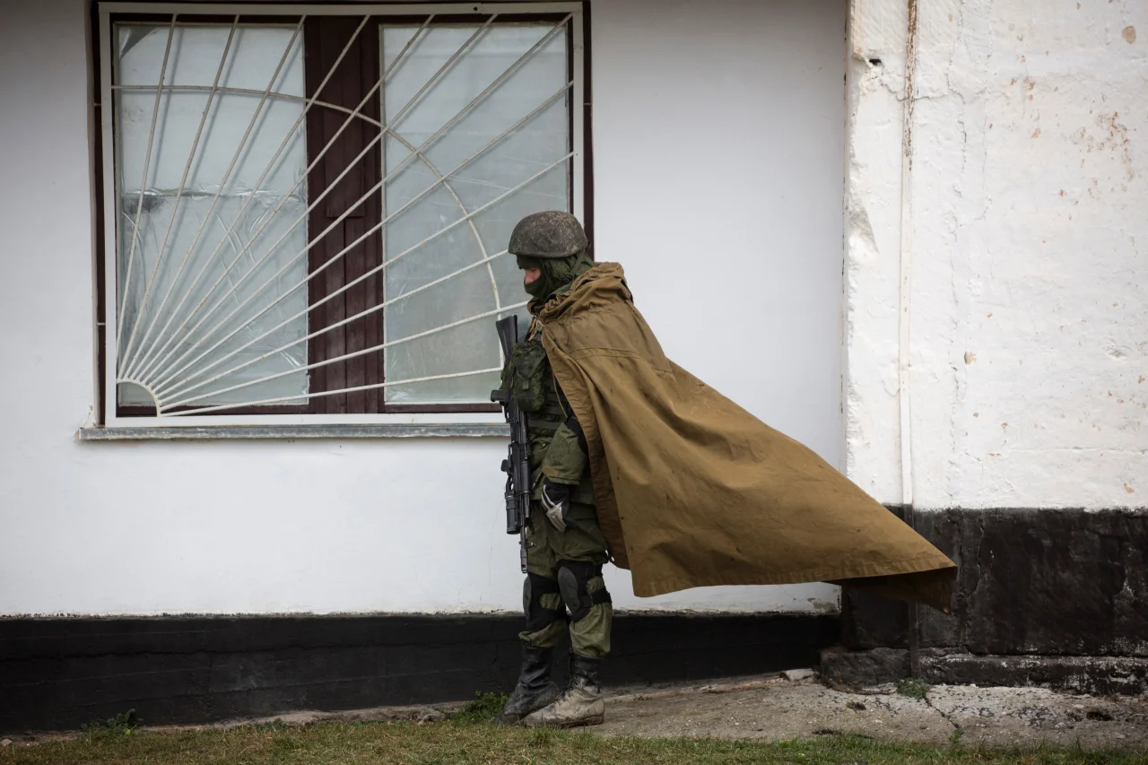 Российский солдат без опознавательных знаков на форме у военной базы в крымском селе Перевальное, 20 марта 2014 года