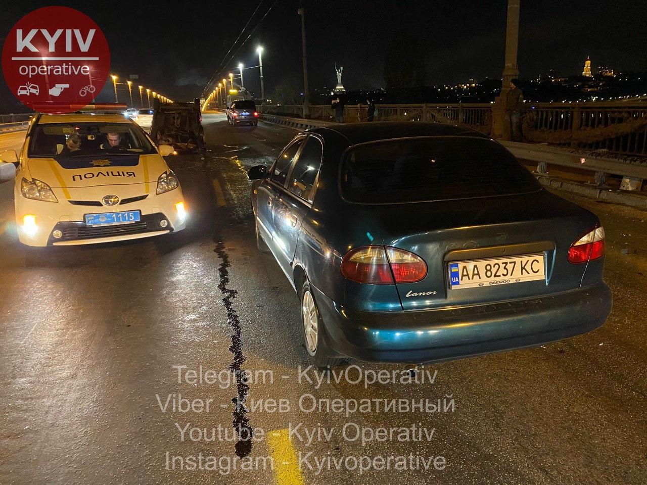 В Киеве водитель перевернул автомобиль на крышу