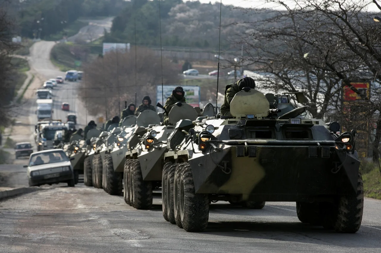 Російська військова колона без розпізнавальних знаків на техніці біля Севастополя, 10 березня 2014 року