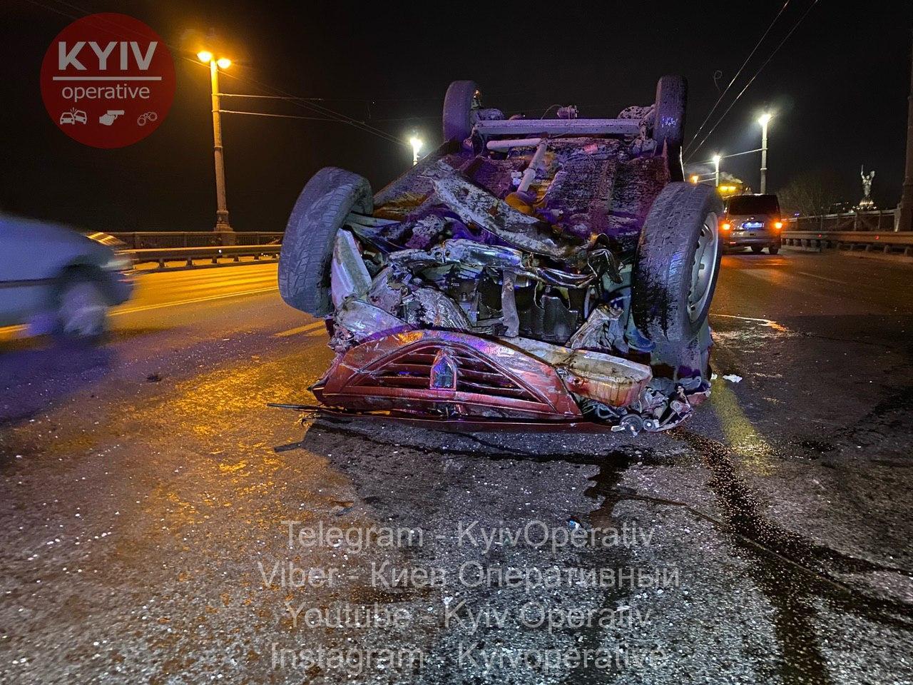 У Києві водій перевернув автомобіль на дах