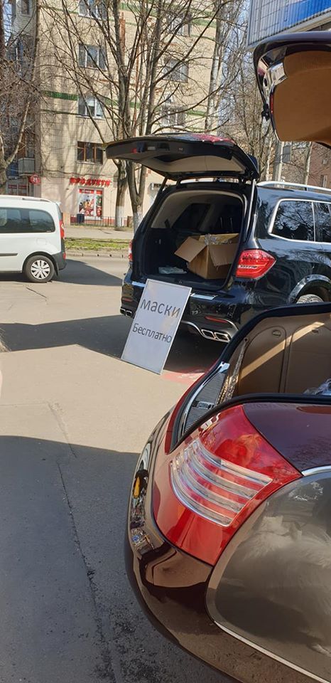 В Україні з Mercedes і Maybach безкоштовно роздавали маски