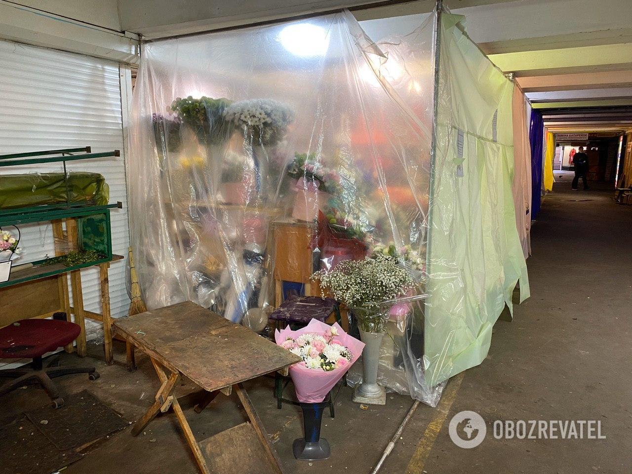 У Києві квіткові крамниці "сховалися" за шторами