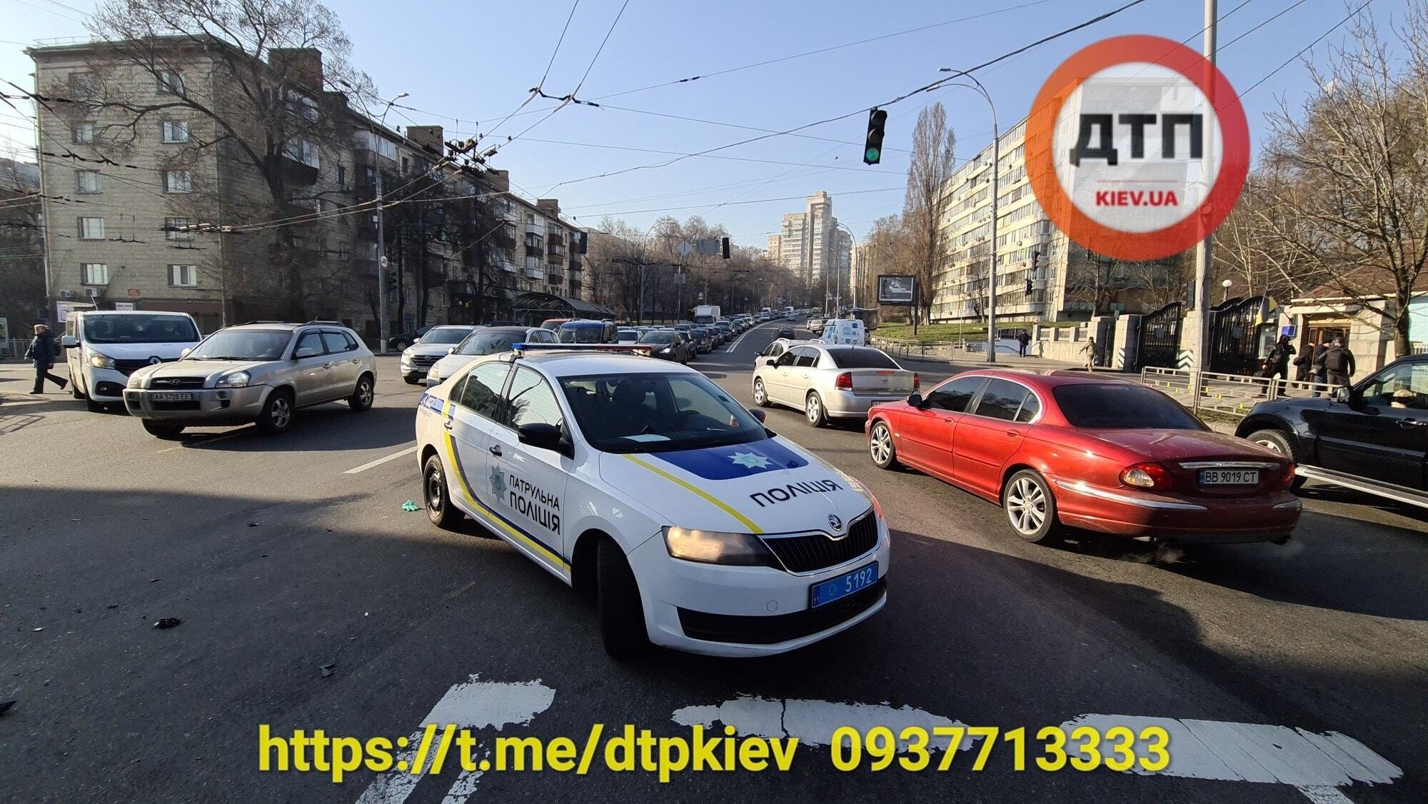 У Києві таксі Bolt розбилося вщент