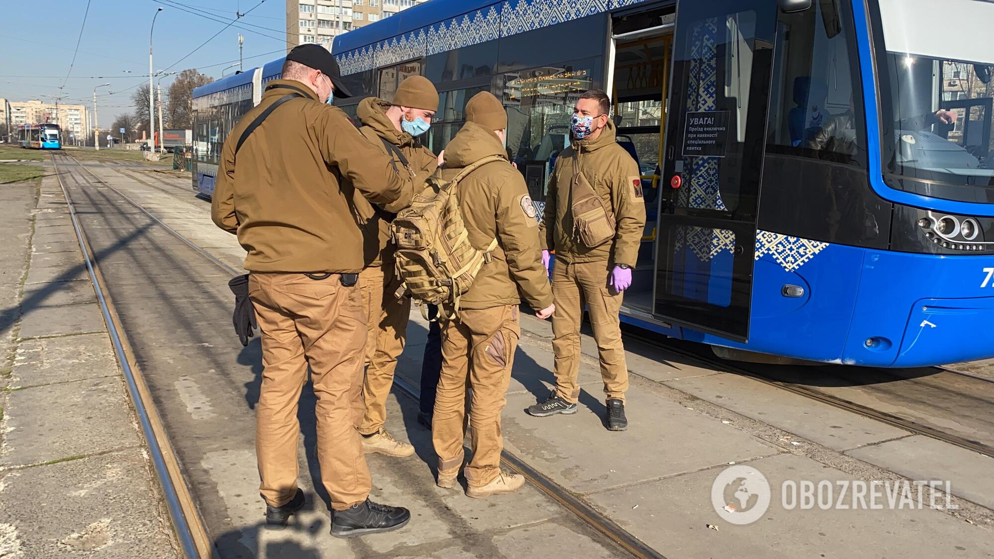 У Києві у транспорт почали впускати більше людей