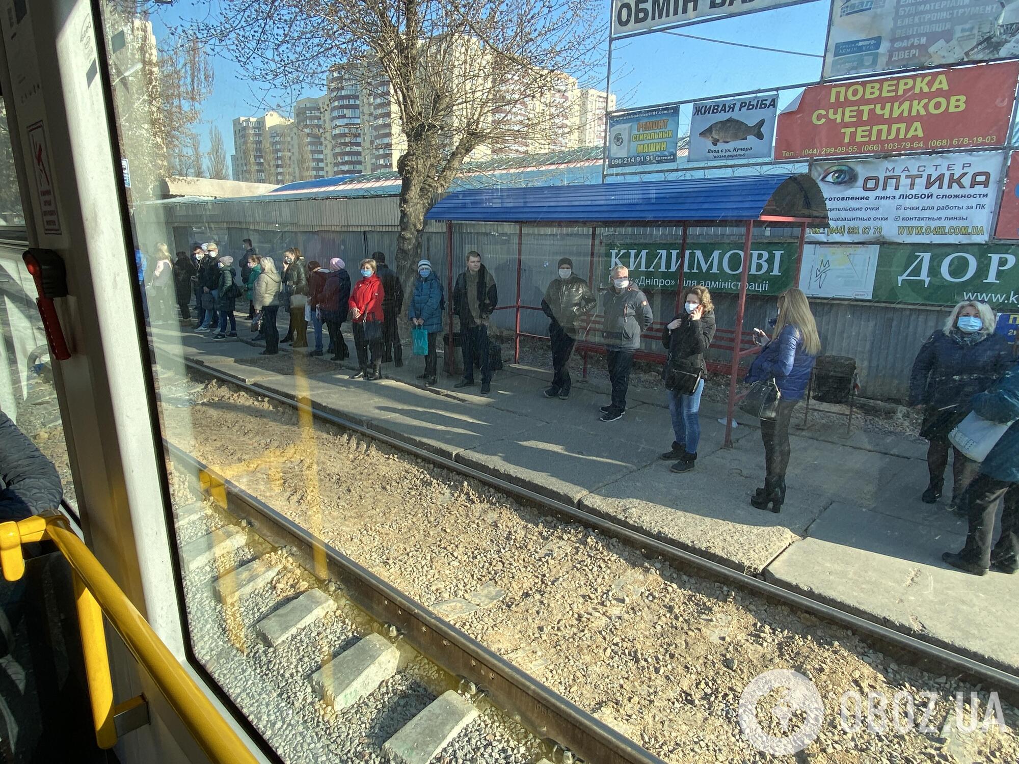 В Киеве в транспорт начали впускать больше людей