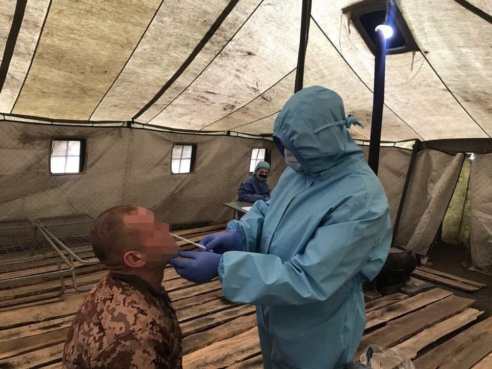 Як військові на Донбасі борються з коронавірусом: тестів мало, маски шиють самі