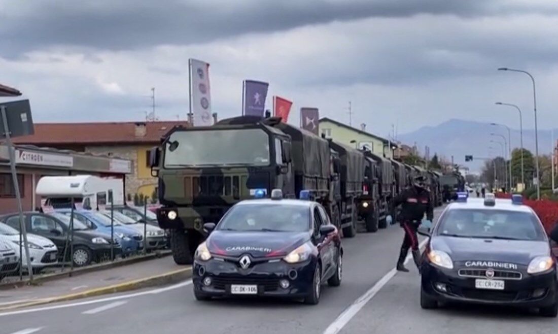 В Італії труни вивозять військовими вантажівками: моторошні кадри з жертвами коронавірусу