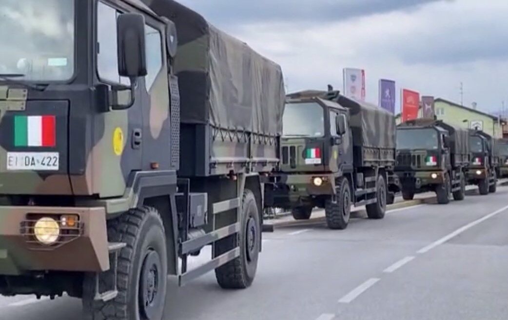В Італії труни вивозять військовими вантажівками: моторошні кадри з жертвами коронавірусу
