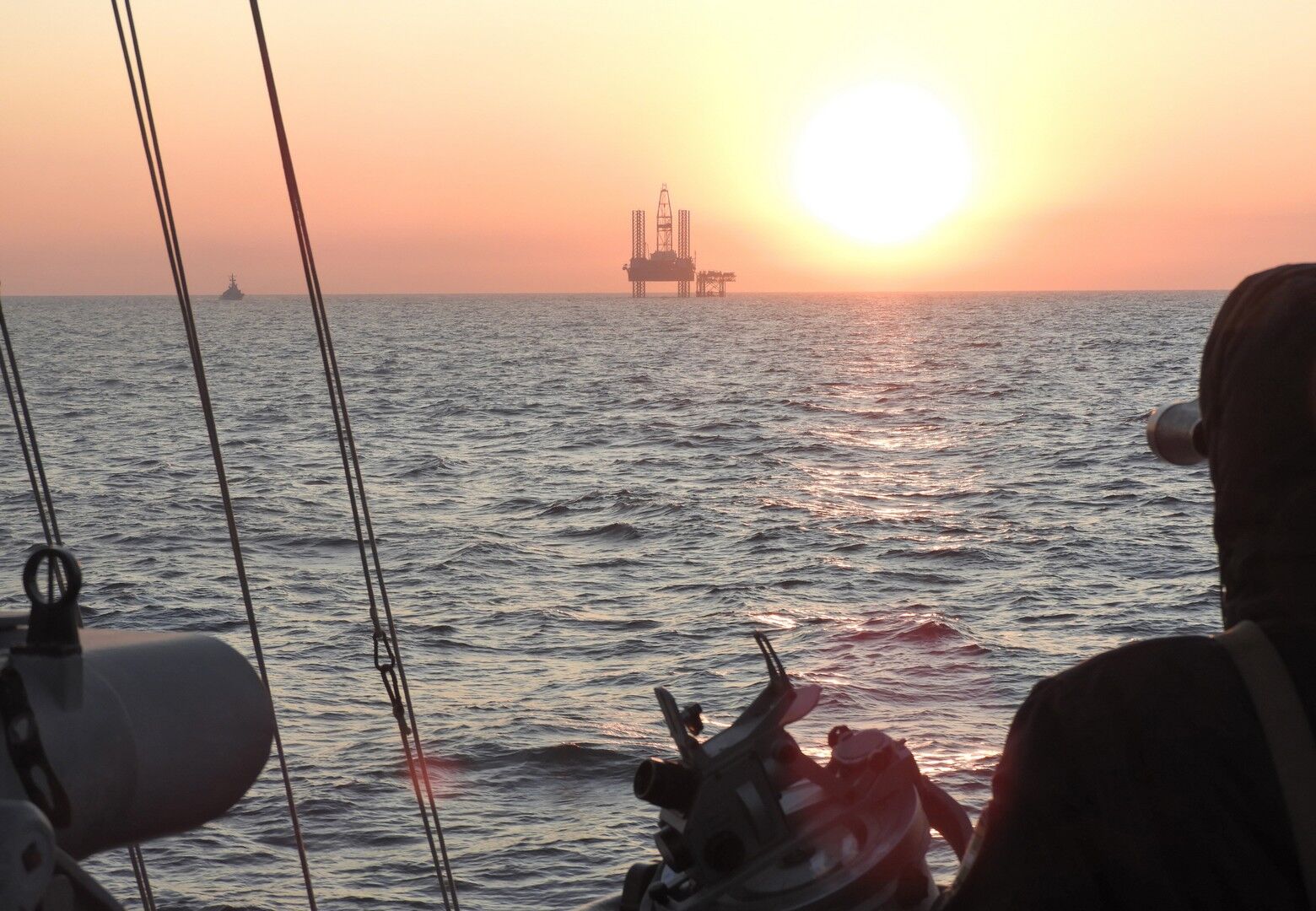 Россия под прикрытием военных кораблей ворует украинский газ в Черном море